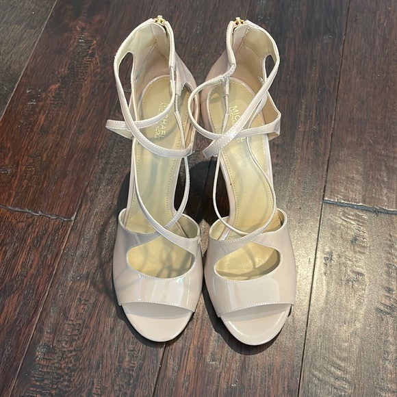 NWT Gorgeous Strapy Cream Michael Kors Heels - Picture 3 of 8